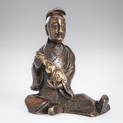 Lot 812 - A BRONZE PAPERWEIGHT IN THE FORM OF A SEATED SCHOLAR, QING DYNASTY