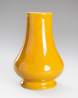 Lot 1186 - A YELLOW GLAZED PORCELAIN VASE, LATE QING DYNASTY TO REPUBLIC PERIOD