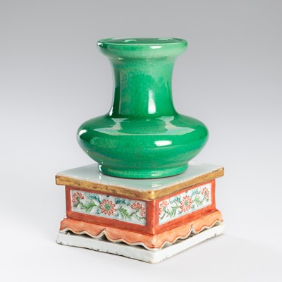 Lot 1196 - A GREEN GLAZED IKEBANA PORCELAIN VASE WITH STAND, c. 1900s
