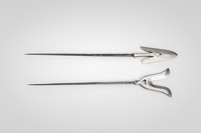 Lot 541 - A SET OF TWO YANONE (ARROWHEADS)