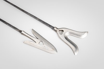 Lot 541 - A SET OF TWO YANONE (ARROWHEADS)