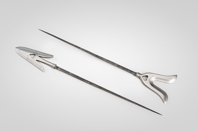 Lot 541 - A SET OF TWO YANONE (ARROWHEADS)