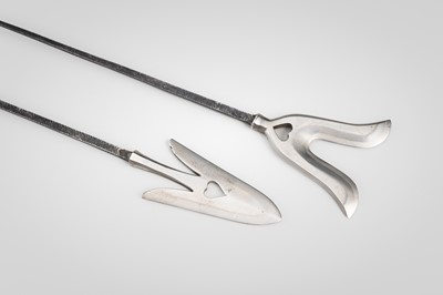 Lot 541 - A SET OF TWO YANONE (ARROWHEADS)