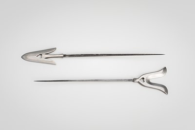 Lot 541 - A SET OF TWO YANONE (ARROWHEADS)