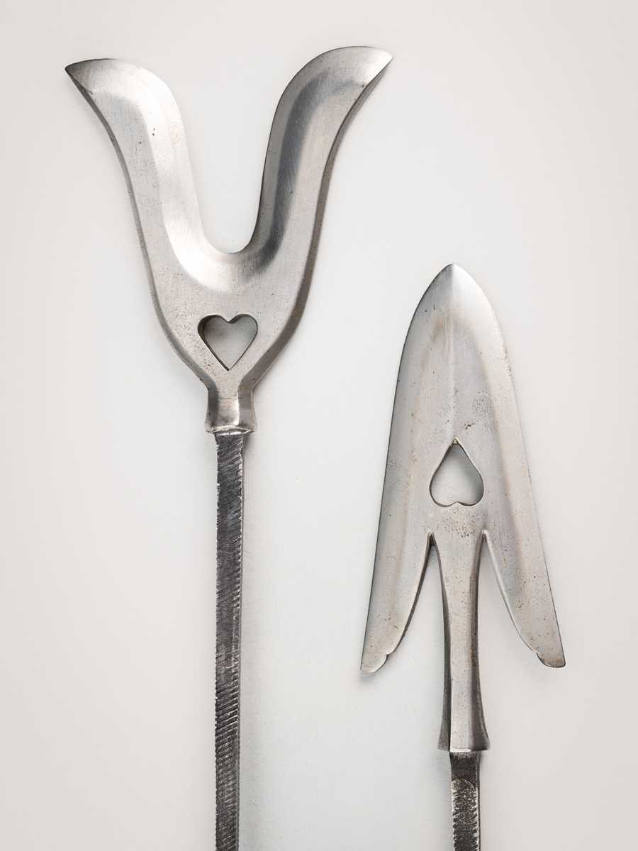 Lot 541 - A SET OF TWO YANONE (ARROWHEADS)