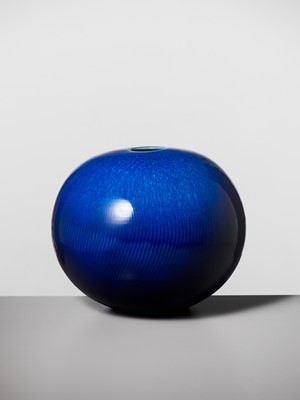 YOSHIRO KIMURA: A LARGE AND MAGNIFICENTLY ENAMELED HEKIYU PORCELAIN VASE