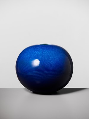 YOSHIRO KIMURA: A LARGE AND MAGNIFICENTLY ENAMELED HEKIYU PORCELAIN VASE
