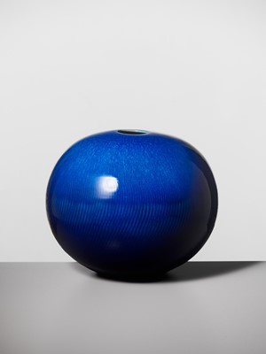 YOSHIRO KIMURA: A LARGE AND MAGNIFICENTLY ENAMELED HEKIYU PORCELAIN VASE