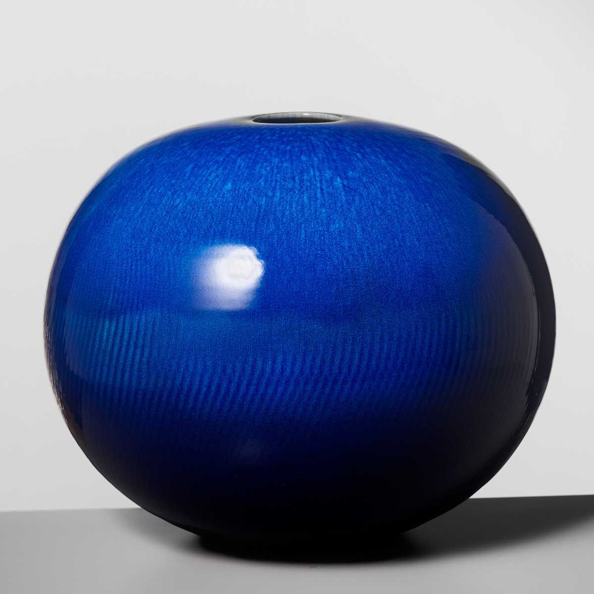 YOSHIRO KIMURA: A LARGE AND MAGNIFICENTLY ENAMELED HEKIYU PORCELAIN VASE