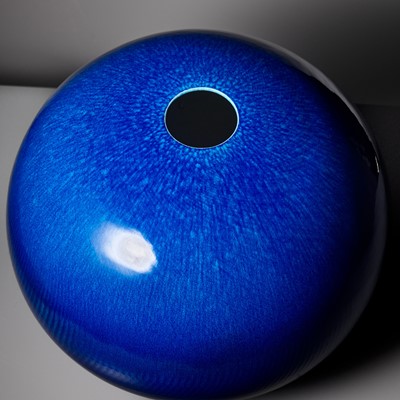 YOSHIRO KIMURA: A LARGE AND MAGNIFICENTLY ENAMELED HEKIYU PORCELAIN VASE