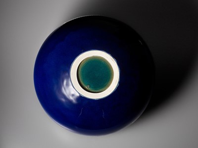 YOSHIRO KIMURA: A LARGE AND MAGNIFICENTLY ENAMELED HEKIYU PORCELAIN VASE