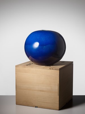 YOSHIRO KIMURA: A LARGE AND MAGNIFICENTLY ENAMELED HEKIYU PORCELAIN VASE
