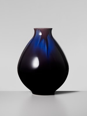 Lot 236 - TOKUDA YASOKICHI III: A FINE AND LARGE KUTANI GLAZED PORCELAIN VASE