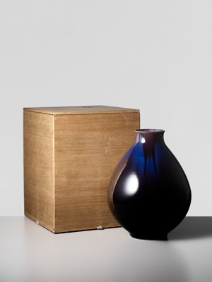 Lot 236 - TOKUDA YASOKICHI III: A FINE AND LARGE KUTANI GLAZED PORCELAIN VASE