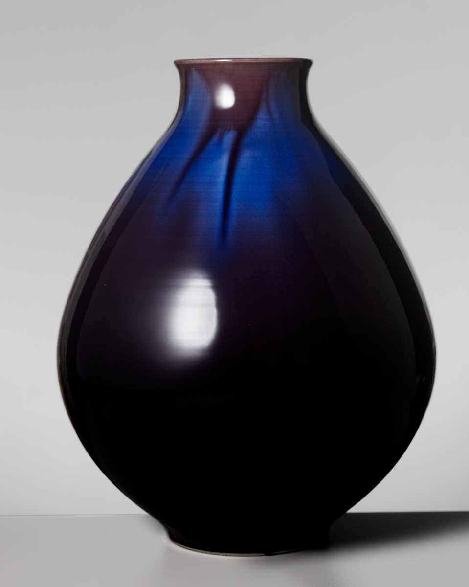 Lot 236 - TOKUDA YASOKICHI III: A FINE AND LARGE KUTANI GLAZED PORCELAIN VASE