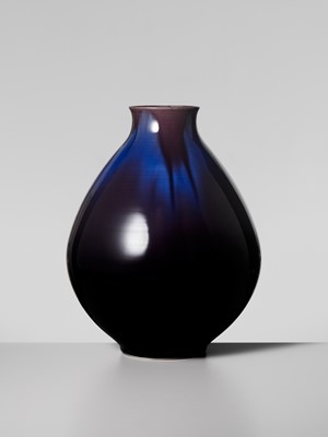 Lot 236 - TOKUDA YASOKICHI III: A FINE AND LARGE KUTANI GLAZED PORCELAIN VASE