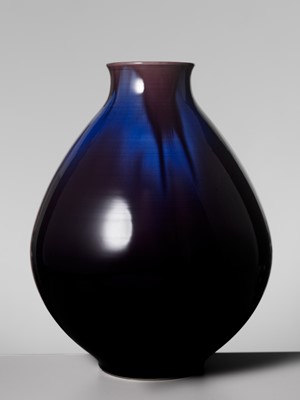 Lot 236 - TOKUDA YASOKICHI III: A FINE AND LARGE KUTANI GLAZED PORCELAIN VASE
