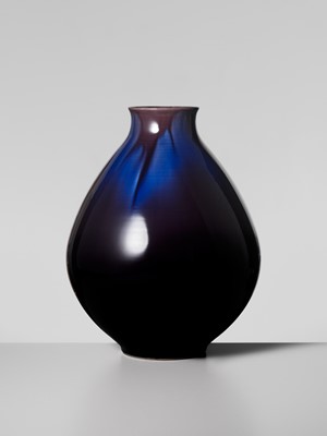 Lot 236 - TOKUDA YASOKICHI III: A FINE AND LARGE KUTANI GLAZED PORCELAIN VASE