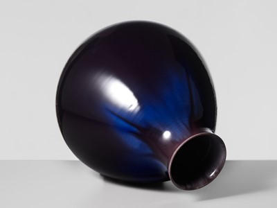 Lot 236 - TOKUDA YASOKICHI III: A FINE AND LARGE KUTANI GLAZED PORCELAIN VASE