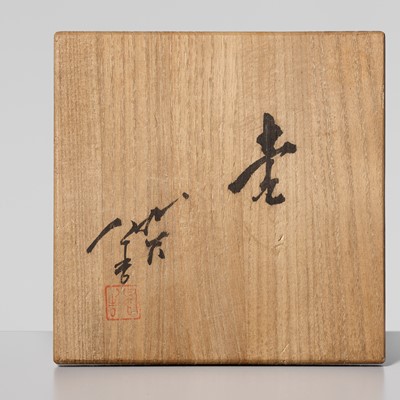 Lot 212 - TOKUDA YASOKICHI III: A SUPERB KUTANI GLAZED ‘CAT’S EYE’ PORCELAIN VASE