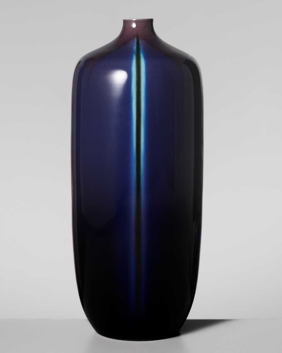 Lot 212 - TOKUDA YASOKICHI III: A SUPERB KUTANI GLAZED ‘CAT’S EYE’ PORCELAIN VASE