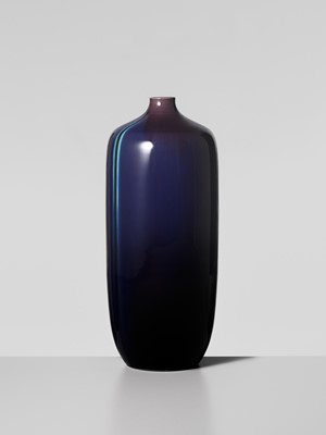 Lot 212 - TOKUDA YASOKICHI III: A SUPERB KUTANI GLAZED ‘CAT’S EYE’ PORCELAIN VASE