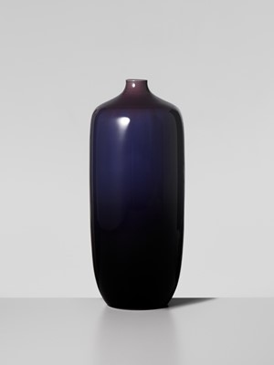 Lot 212 - TOKUDA YASOKICHI III: A SUPERB KUTANI GLAZED ‘CAT’S EYE’ PORCELAIN VASE