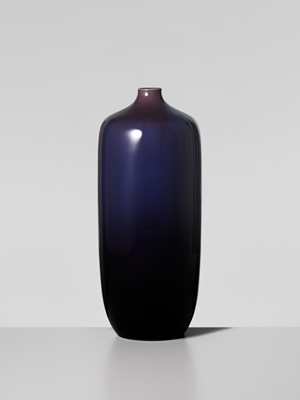 Lot 212 - TOKUDA YASOKICHI III: A SUPERB KUTANI GLAZED ‘CAT’S EYE’ PORCELAIN VASE