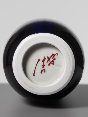 Lot 212 - TOKUDA YASOKICHI III: A SUPERB KUTANI GLAZED ‘CAT’S EYE’ PORCELAIN VASE