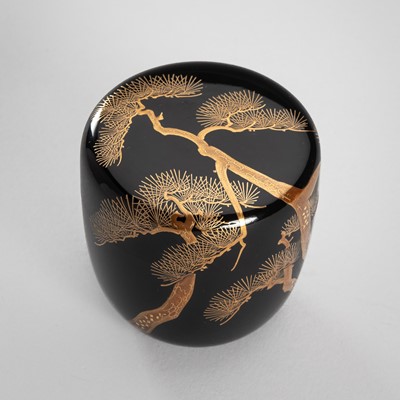 Lot 134 - ICHIGO ICCHO: A FINE GOLD AND BLACK LACQUER NATSUME (TEA CADDY) WITH PINE TREES