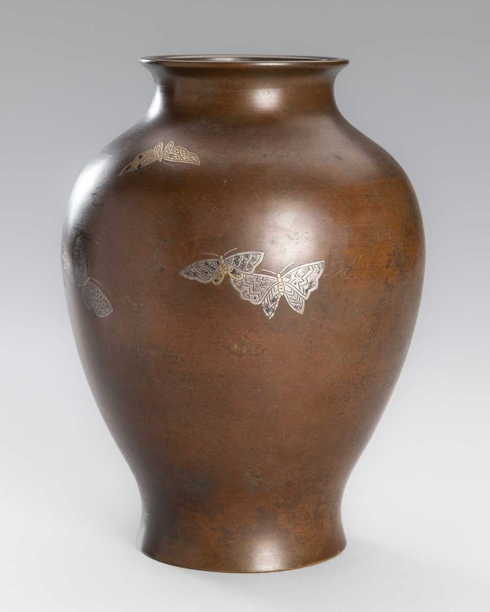 Lot 12 - A SILVER INLAID BRONZE VASE WITH BUTTERFLIES
