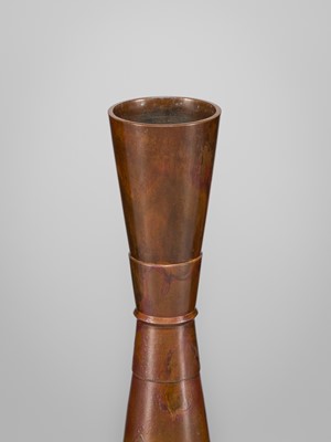 Lot 61 - SHIMA MITSUAKI: A ‘KINUTA’ MALLET-FORM BRONZE VASE