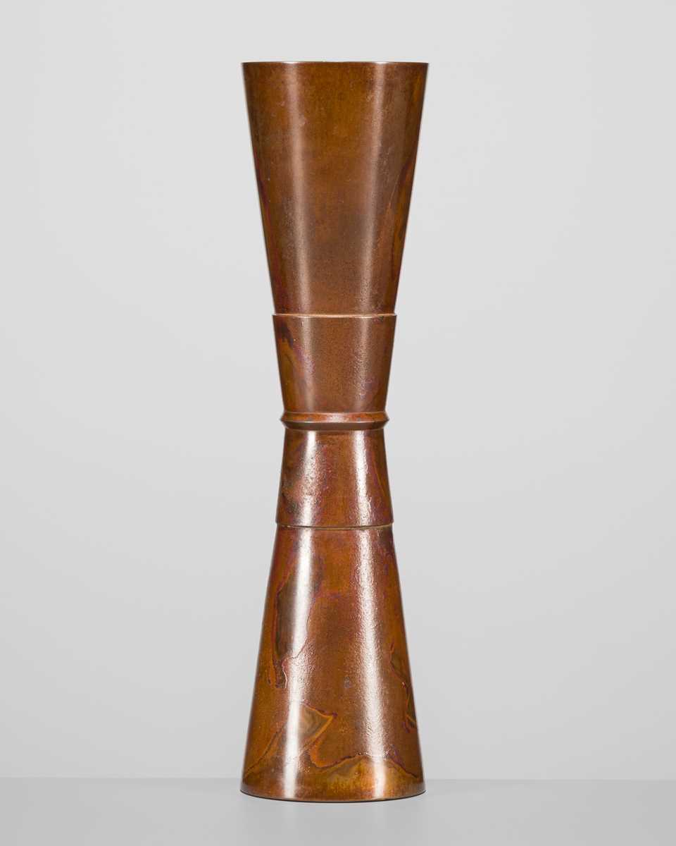 Lot 61 - SHIMA MITSUAKI: A ‘KINUTA’ MALLET-FORM BRONZE VASE