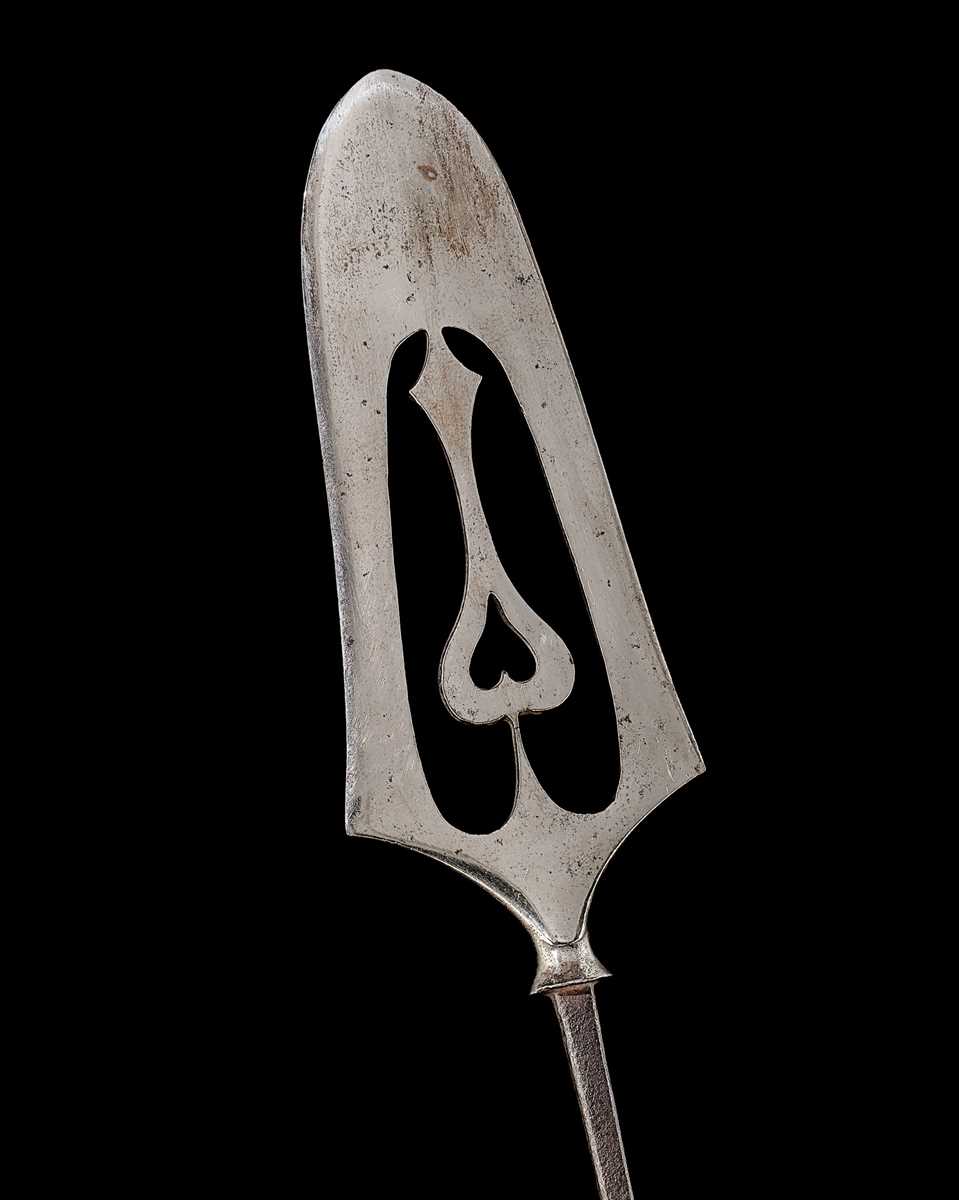 Lot 124 - AN IRON ‘WILLOW LEAF’ SUKASHI YANONE (PRESENTATION ARROWHEAD)