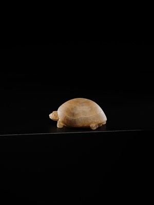 Lot 28 - A BACTRIAN BANDED ALABASTER TURTLE, OXUS CIVILIZATION, CIRCA 2ND MILLENNIUM BC