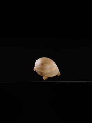 Lot 28 - A BACTRIAN BANDED ALABASTER TURTLE, OXUS CIVILIZATION, CIRCA 2ND MILLENNIUM BC