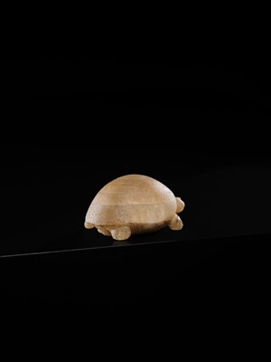 Lot 28 - A BACTRIAN BANDED ALABASTER TURTLE, OXUS CIVILIZATION, CIRCA 2ND MILLENNIUM BC