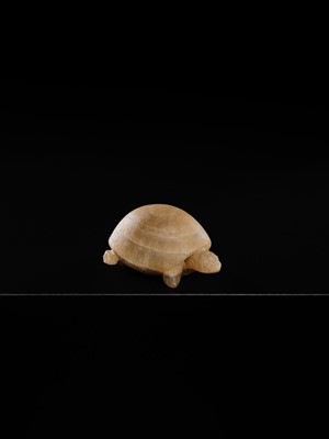 Lot 28 - A BACTRIAN BANDED ALABASTER TURTLE, OXUS CIVILIZATION, CIRCA 2ND MILLENNIUM BC