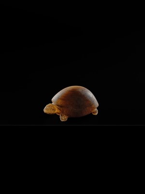 Lot 28 - A BACTRIAN BANDED ALABASTER TURTLE, OXUS CIVILIZATION, CIRCA 2ND MILLENNIUM BC