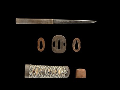 Lot 522 - KANEMOTO: A TANTO IN KOSHIRAE WITH FUJI AND MITSUTOMOE MON (CRESTS)