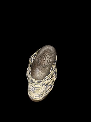 Lot 522 - KANEMOTO: A TANTO IN KOSHIRAE WITH FUJI AND MITSUTOMOE MON (CRESTS)