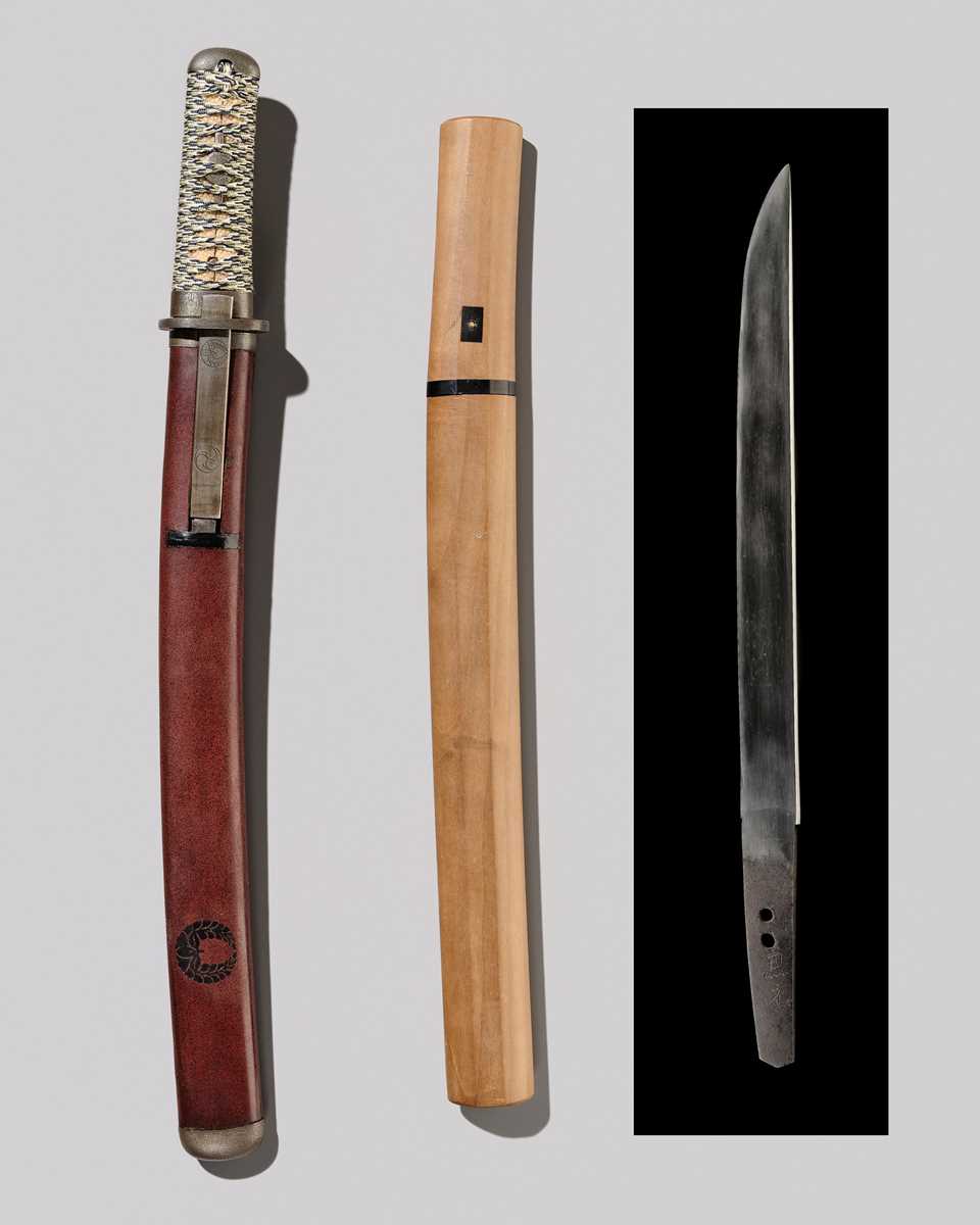 Lot 522 - KANEMOTO: A TANTO IN KOSHIRAE WITH FUJI AND MITSUTOMOE MON (CRESTS)