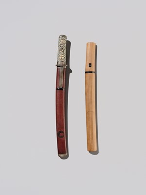 Lot 522 - KANEMOTO: A TANTO IN KOSHIRAE WITH FUJI AND MITSUTOMOE MON (CRESTS)