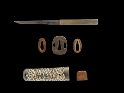 Lot 522 - KANEMOTO: A TANTO IN KOSHIRAE WITH FUJI AND MITSUTOMOE MON (CRESTS)