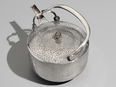Lot 31 - A FINE SILVER SAKE POT WITH ODA CLAN MON