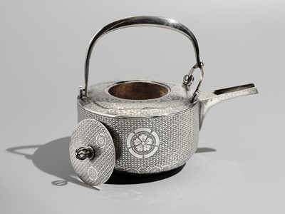 Lot 31 - A FINE SILVER SAKE POT WITH ODA CLAN MON