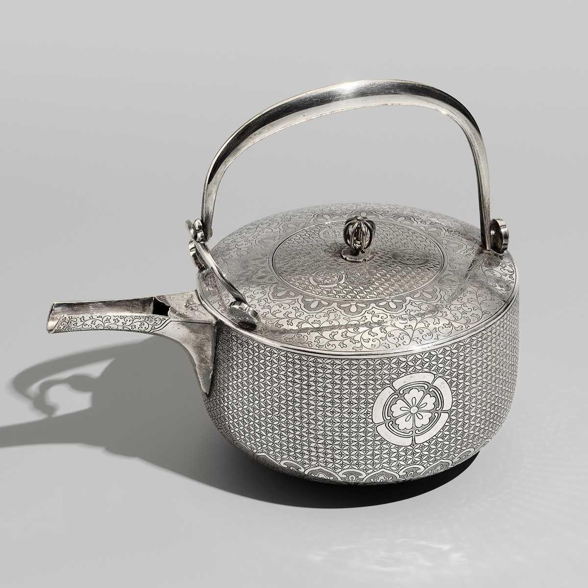 Lot 31 - A FINE SILVER SAKE POT WITH ODA CLAN MON