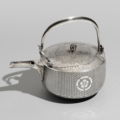 Lot 31 - A FINE SILVER SAKE POT WITH ODA CLAN MON