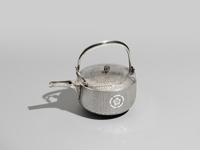 Lot 31 - A FINE SILVER SAKE POT WITH ODA CLAN MON