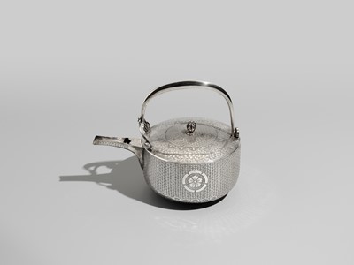 Lot 31 - A FINE SILVER SAKE POT WITH ODA CLAN MON